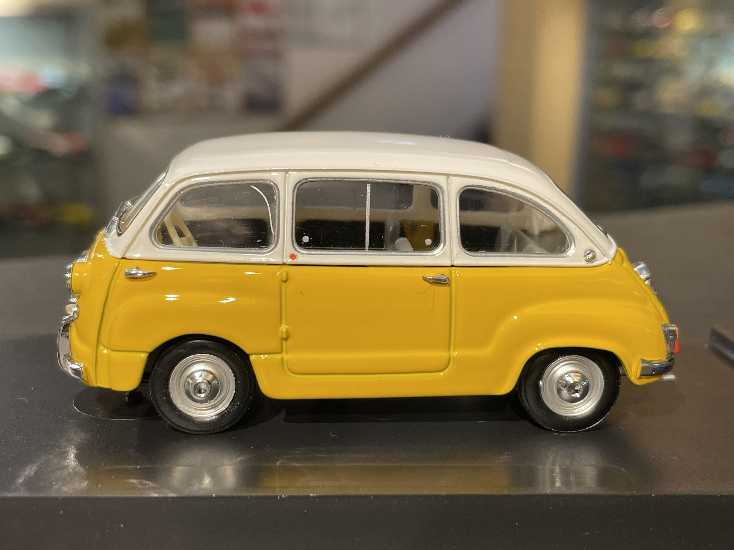 Fiat 600D Multipla, 1:43 Brumm - Model Cars Too