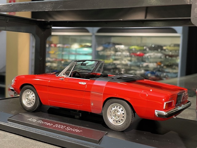 Alfa Romeo 2000 Spider, 1:18 Norev - Image 3