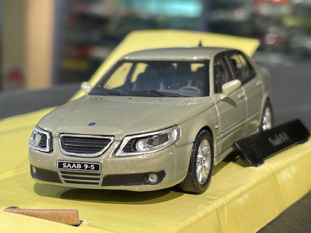 Saab 9-5, 1:43 Cararama - Image 2