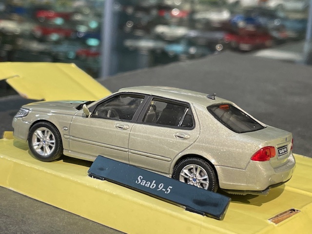 Saab 9-5, 1:43 Cararama - Image 3
