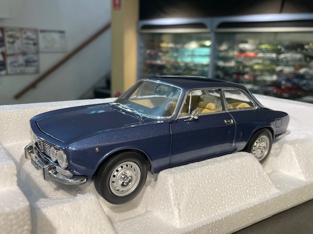 Alfa Romeo 2000 GTV, 1:18 Norev - Image 2