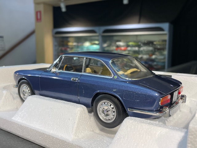 Alfa Romeo 2000 GTV, 1:18 Norev - Image 3
