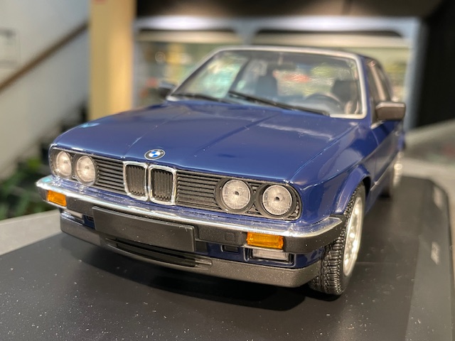 BMW 323i, 1:18 Minichamps - Image 2