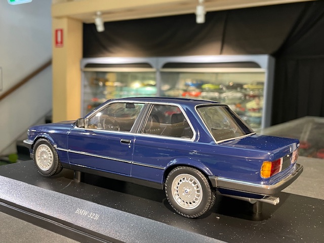 BMW 323i, 1:18 Minichamps - Image 3