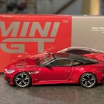 Aston Martin DBS, 1:64 MINI GT
