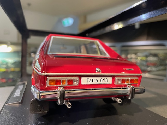Tatra 613, 1:18 Triple 9 - Image 3