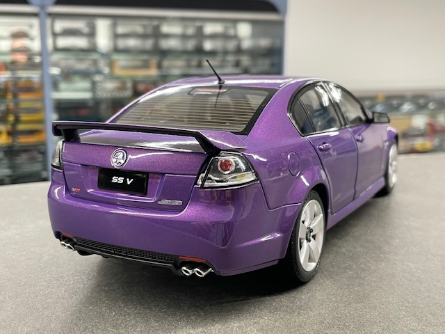 Holden VE Commodore SS V, 1:18 Authentic - Image 2