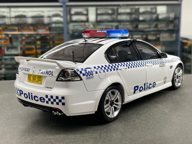 Holden VE Commodore, 1:18 Authentic - Image 2