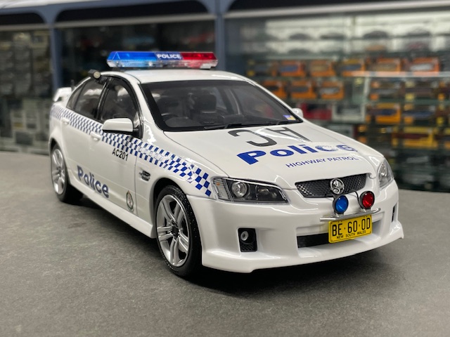 Holden VE Commodore, 1:18 Authentic - Image 3