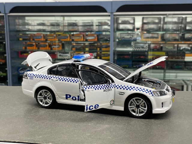 Holden VE Commodore, 1:18 Authentic - Image 4
