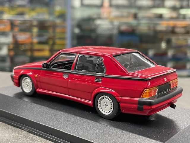 Alfa Romeo 75, 1:43 Maxichamps - Image 2