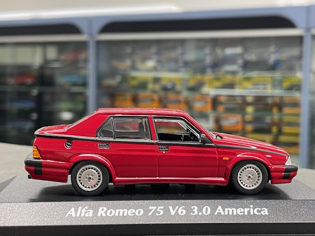 Alfa Romeo 75, 1:43 Maxichamps - Image 3