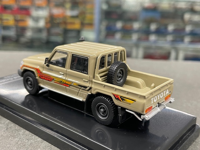 Toyota Land Cruiser, 1:64 Para - Image 2