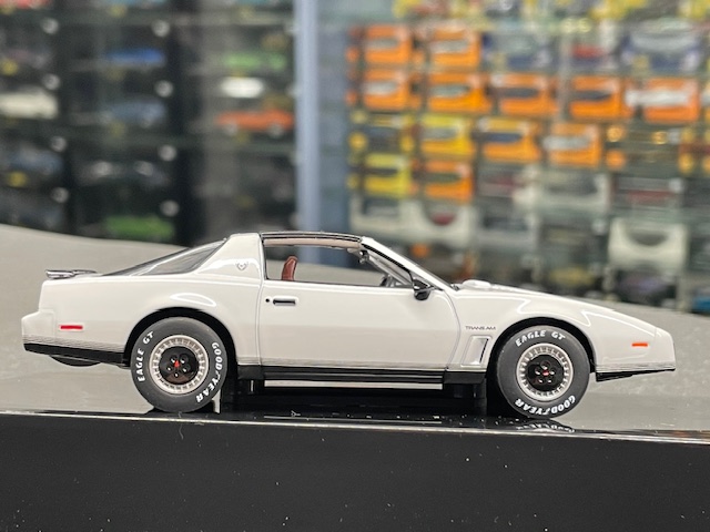 Pontiac Firebird, 1:43 IXO - Image 3